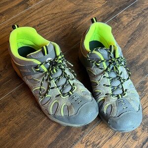 Merrell Gray and Lime Trail Shoes boys size 6 (BL)